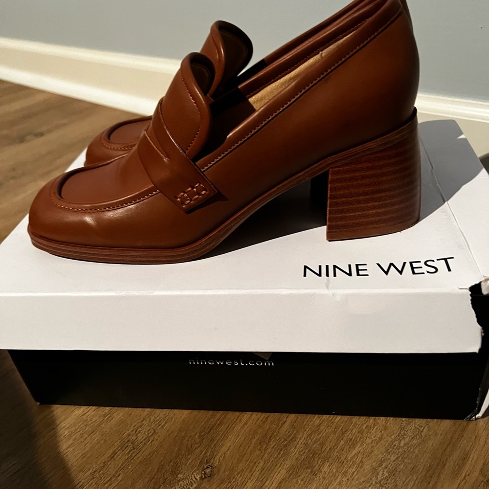 Nine West AVALIA3 Leather Loafer with Heel . Size 9.5 Dark Natural